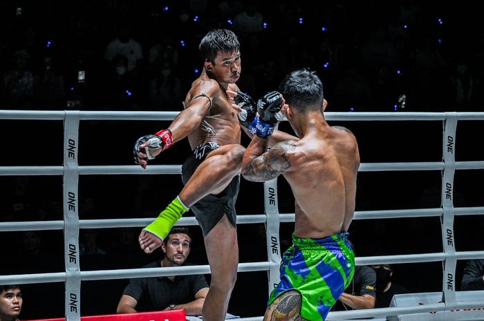 Superlek Kiatmoo9 sukses mengalahkan Kongthoranee Sor Sommai di ONE Friday Fights 68, Jumat (28/6/2024) di Bangkok. 