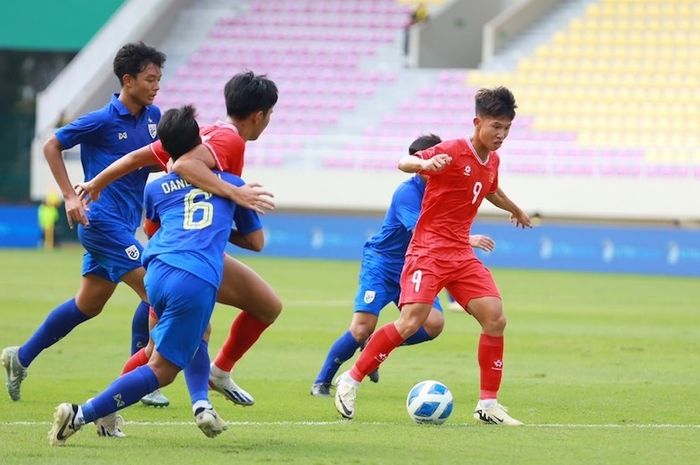 Suasana pertandingan Timnas U-16 Vietnam versus Timnas U-16 Thailand di babak semifinal ASEAN Cup U-16 2024.