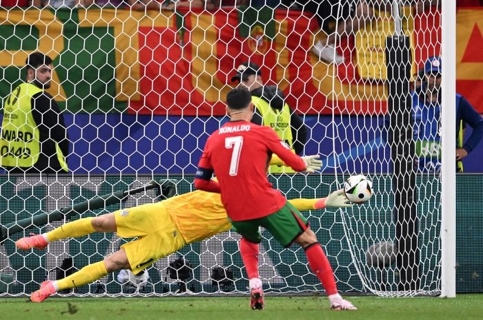 Momen penalti Cristiano Ronaldo digagalkan Jan Oblak dalam duel timnas Portugal vs Slovenia di babak 16 besar Euro 2024.