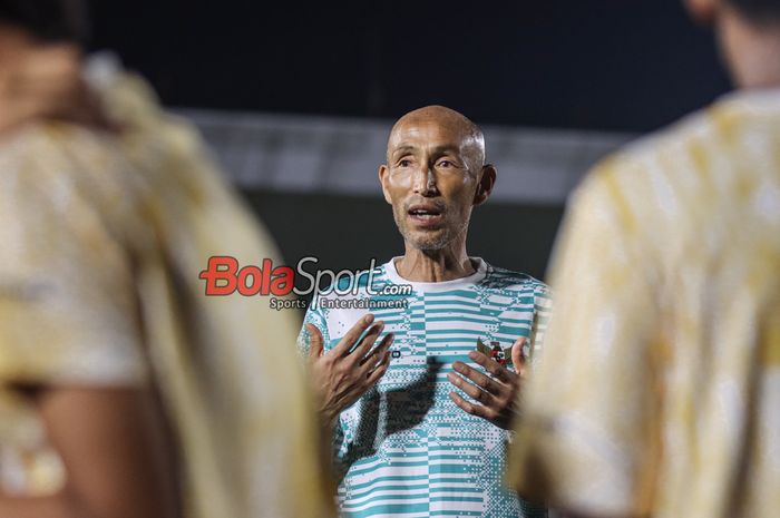 Pelatih timnas wanita Indonesia, Satoru Mochizuki, saat sedang memantau para pemainnya di Stadion Madya, Senayan, Jakarta,  Jumat (5/7/2024).