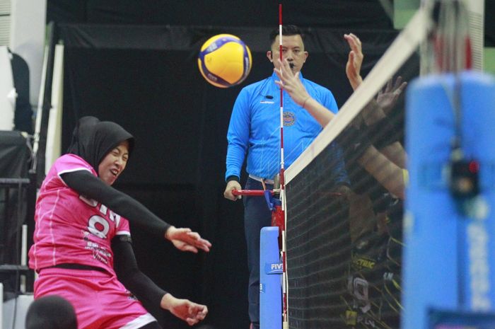 Pemain Jakarta BIN Megawati Hangestri Pertiwi melancarkan serangan ke kubu Jakarta Electric PLN dalam laga final four Proliga 2024, Jumat (5/7/2024)