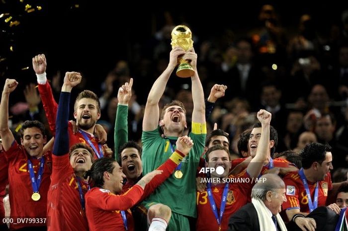 Timnas Spanyol merayakan keberhasilan menjadi juara Piala Dunia untuk pertama kalinya berkat gaya permainan tiki-taka pada 11 Juli 2010 di Johannesburg.