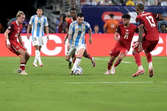 Megabintang Argentina, Lionel Messi, dikepung pemain-pemain Kanada dalam laga semifinal Copa America 2024, Selasa (9/7/2024) di New Jersey.