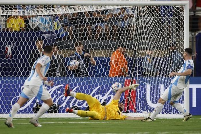 Lionel Messi mencetak gol kedua Timnas Argentina saat mengalahkan Kanada 2-0 di babak semifinal Copa America 2024, Selasa (9/7/2024) di New Jersey.