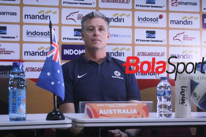 Pelatih Timnas U-19 Australia Trevor Morgan saat menghadari pre-match press conference di Stadion Gelora Bung Tomo, Surabaya, Jawa Timur, Rabu (17/7/2024) siang WIB. 