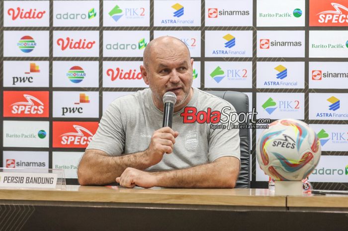 Pelatih Persib Bandung, Bojan Hodak, sedang memberikan keterangan kepada awak media di Stadion Si Jalak Harupat, Bandung, Jawa Barat, Jumat (19/7/2024).