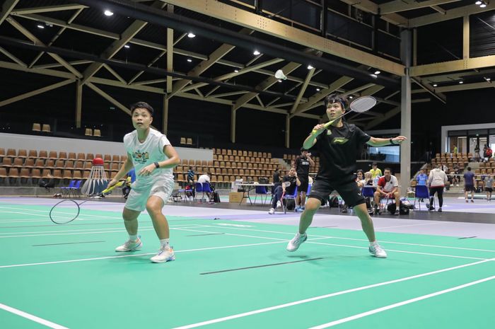 Pasangan ganda putri Indonesia, Apriyani Rahayu/Siti Fadia Silva Ramadhanti,  melawan Margot Lambert/Anne Tran pada training camp di Chambly, Paris, Jumat (19/7/2024).