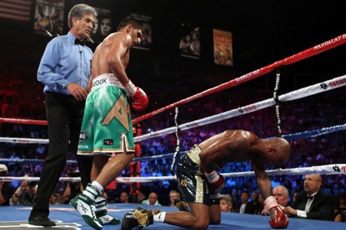 Momen Amir Khan memukul KO Zab Judah di ronde 5 dalam pertarungan perebutan sabuk juara dunia tinju kelas welter junior WBA dan IBF, 23 Juli 2011 di Las Vegas.