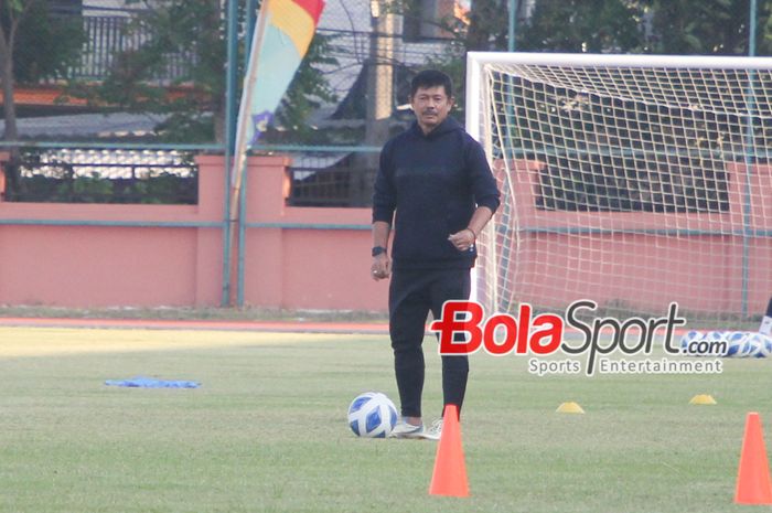 Pelatih Timnas U-19 Indonesia, Indra Sjafri pada sesi latihan sore di Lapangan THOR, Surabaya, Selasa (22/7/2024) malam WIB