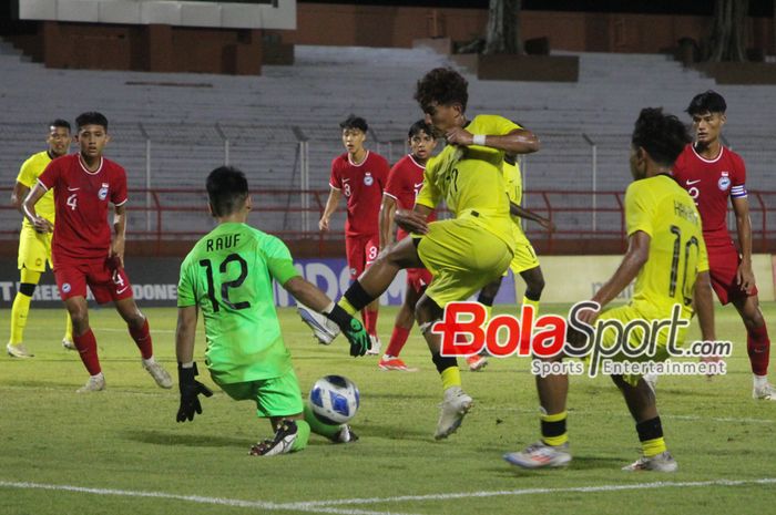 Suasana pertandingan antara Malaysia vs Singapura pada matchday kedua Grup C ASEAN Cup U-19 2024 di Stadion Gelora 10 November, Surabaya, Senin (22/7/202).