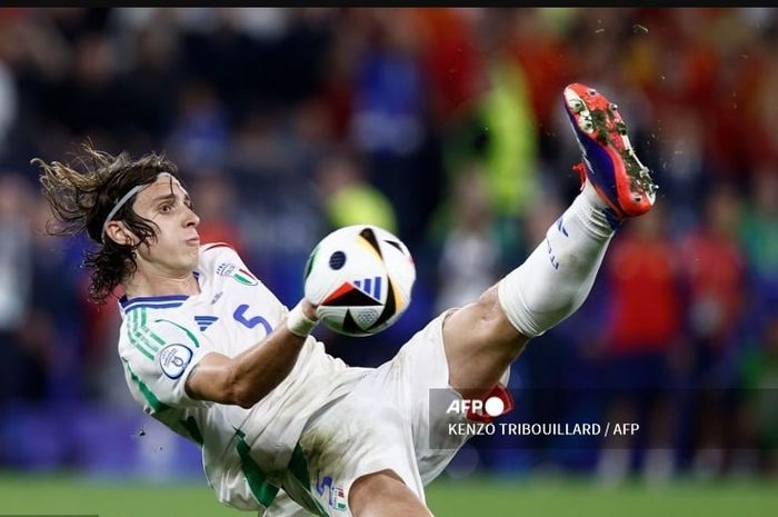 Riccardo Calafiori akan mengenakan nomor punggung yang pernah dipakai oleh Niclas 'Lord' Bendtner di Arsenal.