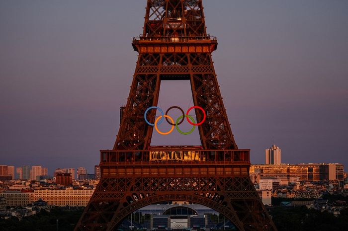 Cincin Olimpiade di Menara Eiffel menjelang kembang api tradisional  untuk Olimpiade Paris 2024 yang menandai Hari Bastille tahunan di Paris, pada 14 Juli 2024.