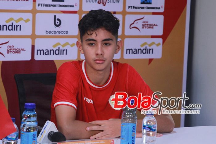 Gelandang Timnas U-19 Indonesia Welber Jardim saat memberi keterangan kepada awak media seusai mengalahkan Malaysia dalam laga semifinal ASEAN Cup U-19 2024 di Stadion Gelora Bung Tomo, Surabaya, Sabtu (27/7/2024).