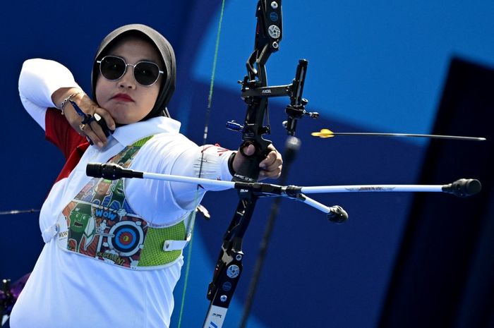 Pemanah Indonesia, Syifa Nur Afifah Kamal, melepaskan anak panah saat menghadapi China pada perempat final beregu putri Olimpiade Paris 2024 di Paris, Prancis, 28 Juli 2024.