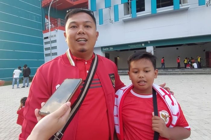 Suporter timnas U-19 Indonesia Feri dan anaknya Tama rela tempur perjalanan selama empat jam untuk mendukung skuad Garuda Nusantara langsung di Stadion Gelora Bung Tomo, Surabaya, Senin (29/7/2024).
