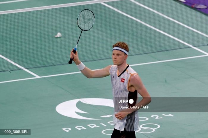 Tunggal putra Denmark, Anders Antonsen saat berlaga di fase grup Olimpiade Paris 2024 di Porte de La Chapelle Arena, Paris, Prancis, Minggu (28/7/2024).