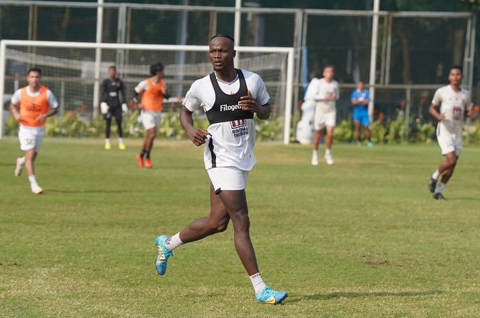 Victor Mansaray saat menjalani sesi latihan bersama Malut United FC.