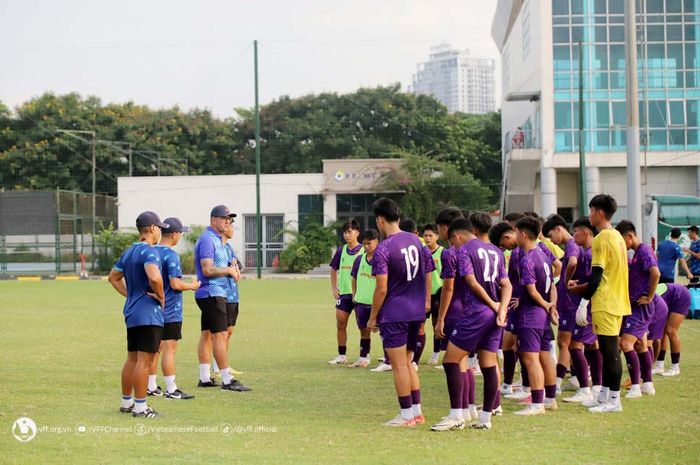 Di bawah asuhan pelatih baru yakni Cristiano Roland, Timnas U-16 Vietnam mulai aktif melakukan persiapan untuk Kualifikasi Piala Asia U-17 2025.