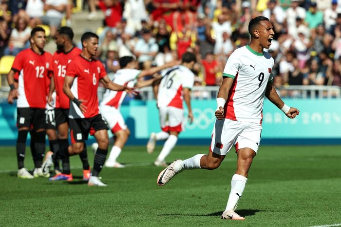 Selebrasi penyerang Maroko, Soufiane Rahimi (kanan) usai menjebol gawang Mesir pada laga perebutan medali perunggu sepak bola Olimpiade 2024, Kamis (8/8/2024) malam WIB.