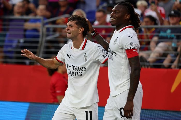 Christian Pulisic (kiri) dan Rafael Leao merayakan gol AC Milan ke gawang Barcelona pada duel persahabatan di Baltimore (6/8/2024). Milan masuk mode Liga Champions, tak haram lagi bicara target scudetto.