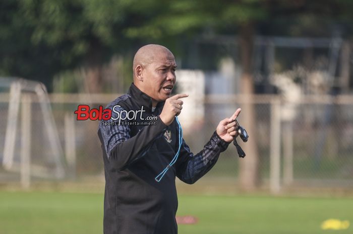 Pelatih timnas U-17 Indonesia, Nova Arianto, sedang memberikan intruksi kepada para pemainnya di Lapangan B, Senayan, Jakarta, Kamis (8/8/2024).