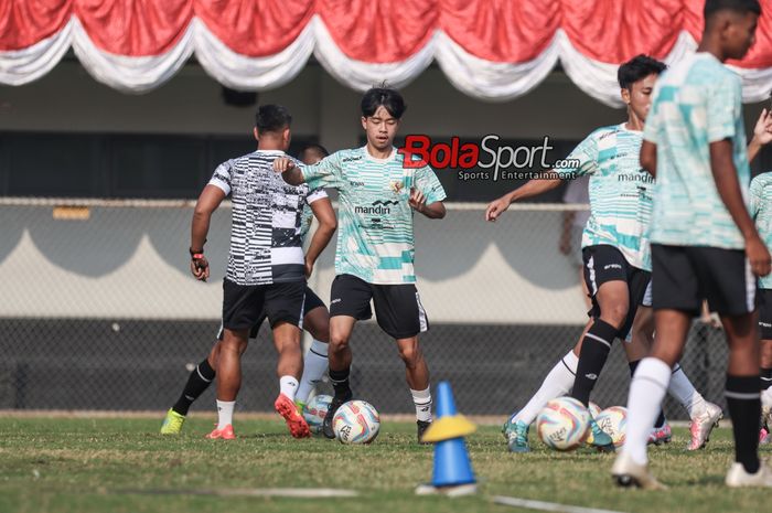 Miroslav Fernando (tengah) sedang berlatih bersama timnas U-17 Indonesia di Lapangan B, Senayan, Jakarta, Kamis (8/8/2024).