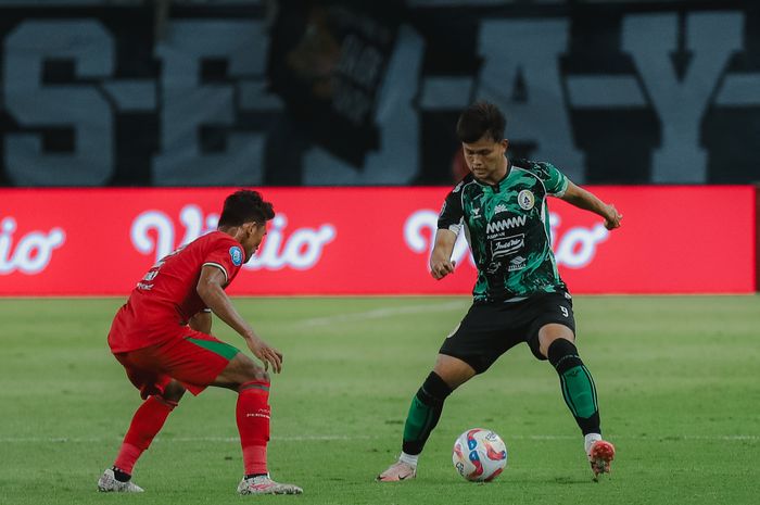 Suasana pertandingan Persebaya Surabaya vs PSS Sleman pada pekan perdana Liga 1 2024/2025 Minggu (11/8/2024) malam WIB