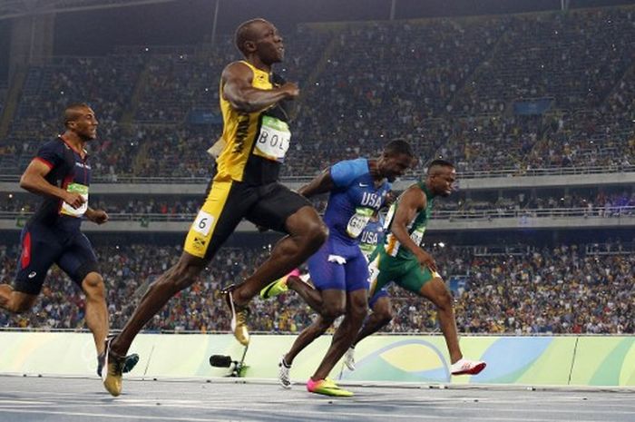 Usain Bolt (kedua dari kiri) memenangi lari 100 meter Olimpiade 2016 pada 14 Agustus 2016.