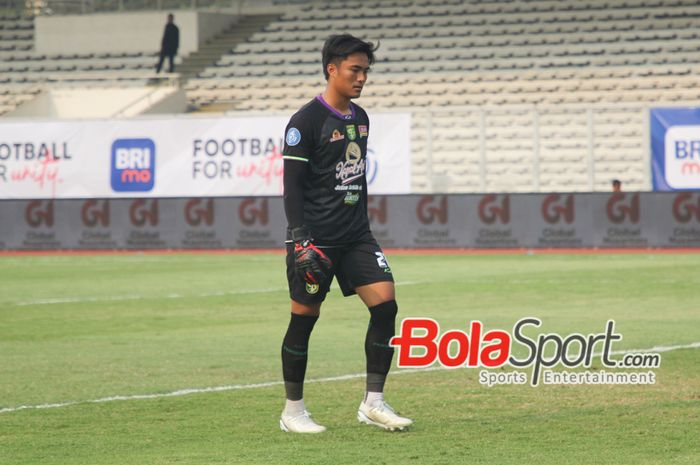 Kiper Persebaya Surabaya Ernando Ari saat berlaga di Liga 1 2024-2025 di stadion Madya, Jumat (16/8/2024) sore WIB. 