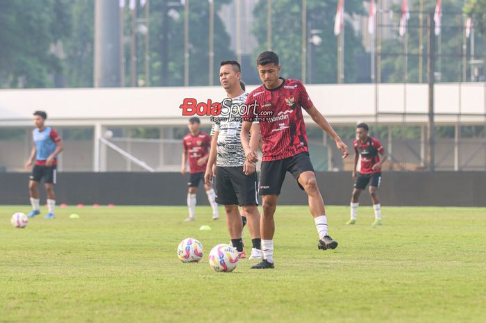 Dony Tri Pamungkas (kanan) sedang berlatih bersama timnas U-20 Indonesia di Stadion Madya, Senayan, Jakarta, Sabtu (17/8/2024) pagi.