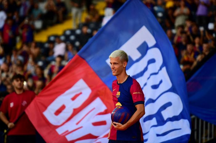 Dani Olmo saat diperkenalkan Barcelona di depan suporter dalam duel Joan Gamper Trophy melawan AS Monaco di Estadi Lluis Companys (12/8/2024).