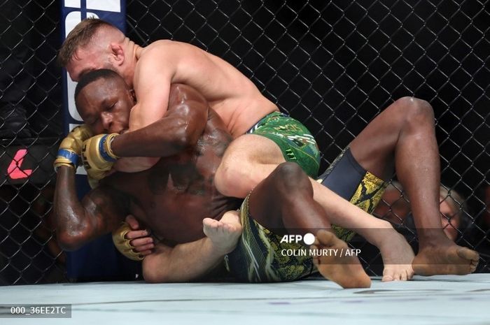 Israel Adesanya ketikan mendapatkan kuncian leher dari Dricus Du Plessis pada UFC 305 di RAC Arena, Australia, Minggu, 18 Agustus 2024