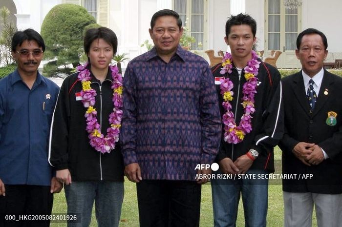 Taufik Hidayat (kedua dari kanan), saat diterima Presiden RI Susilo Bambang Yudhoyono (tengah) setelah menjadi kampiun di Kejuaraan Dunia Bulu Tangkis 2005. 