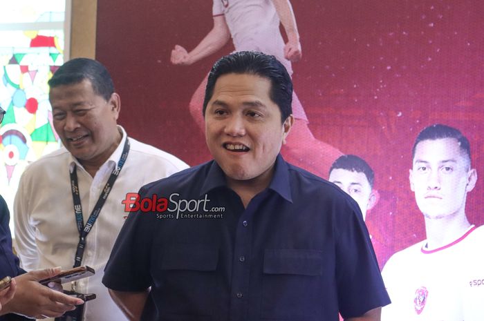 Ketua Umum PSSI, Erick Thohir, sedang memberikan keterangan kepada awak media di Plaza Mandiri, Senayan, Jakarta, Jumat (23/8/2024).