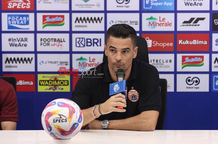 Pelatih Persija Jakarta, Carlos Pena, sedang memberikan keterangan kepada awak media di Jakarta International Stadium, Jakarta Utara, Sabtu (24/8/2024) malam.