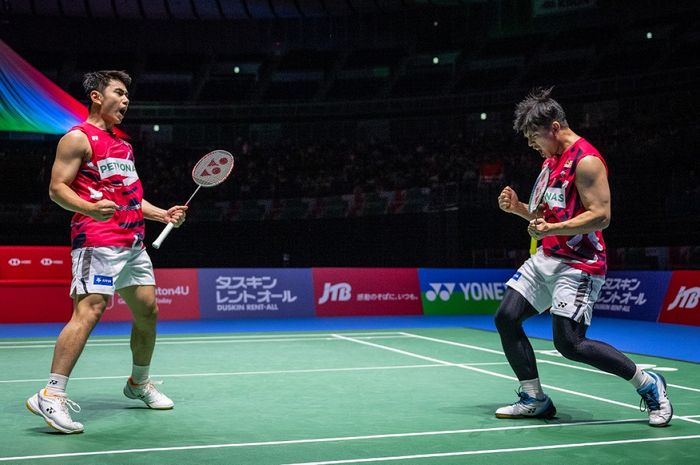 Goh Sze Fei dan Nur Izzuddin dari Malaysia (Kanan) merayakan kemenangan mereka atas Leo Rolly Carnando/Bagas Maulana dari Indonesia dalam semifinal ganda putra Japan Open 2024 di Yokohama Arena di Yokohama, Kanagawa, Jepang, 24 Agustus 2024.