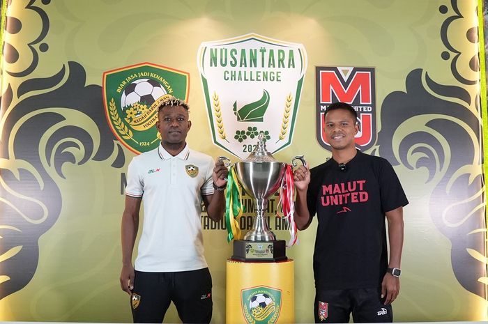 Kapten Malut United FC, Manahati Lestusen (kanan), dengan perwakilan Kedah FC menjelang laga persahabatan pada Jumat (30/8/2024) di Malaysia.