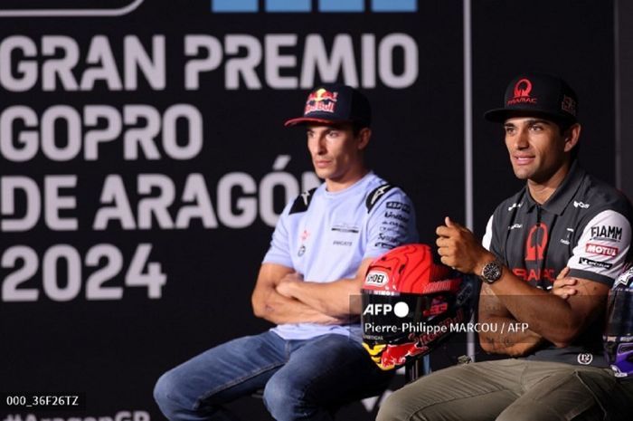 Jorge Martin (Prima Pramac Ducati) dan Marc Marquez (Gresini Ducati) saat menghadiri konferensi pers MotoGP Aragon 2024 di Sirkuit Aragon, Alcaniz, Spanyol, Kamis (29/8/2024).