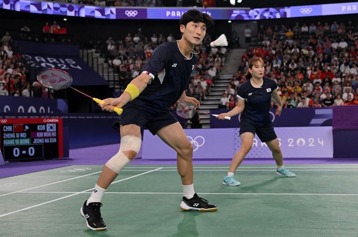 Pasangan ganda campuran Korea Selatan, Kim Won-ho/Jeong Na-eun, pada final Olimpiade Paris 2024 di Porte de la Chapelle Arena, 2 Agustus 2024.