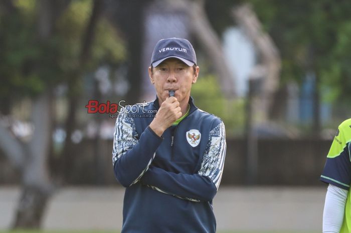 Pelatih timnas Indonesia, Shin Tae-yong, sedang memantau para pemainnya berlatih di Lapangan A, Senayan, Jakarta, Sabtu (31/8/2024).