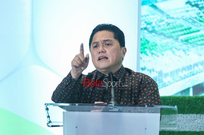 Ketua Umum PSSI, Erick Thohir, sedang memberikan keterangan kepada awak media di Pegadaian Tower, Jakarta Pusat, Selasa (3/9/2024) siang.