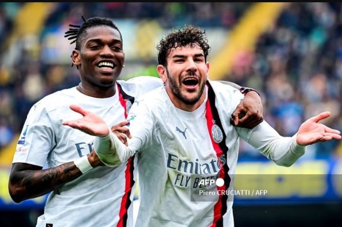 Rafael Leao (kiri) dan Theo Hernandez dikritik keras karena dianggap tidak menghormati pelatih dan pemain lain AC Milan akibat memisahkan diri saat cooling break dalam laga versus Lazio di lanjutan Liga Italia (31/8/2024).