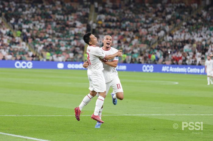 Ragnar Oratmangoen dan Witan Sulaeman melakukan selebrasi gol Timnas Indonesia saat melawan Arab Saudi di Kualifikasi Piala Dunia 2026, Kamis (5/9/2024) di Jeddah.