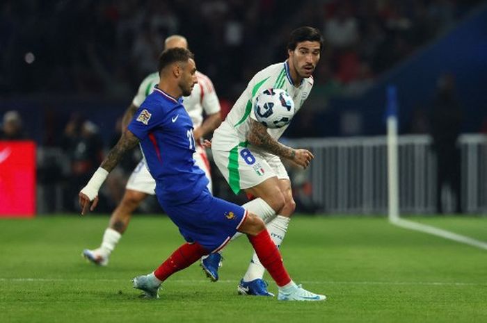 Gelandang Timnas Italia, Sandro Tonali, berduel dengan bek Prancis, Jonathan Clauss, dalam laga Grup A2 UEFA Nations League 2024-2025, Jumat (6/9/2024) di Paris.