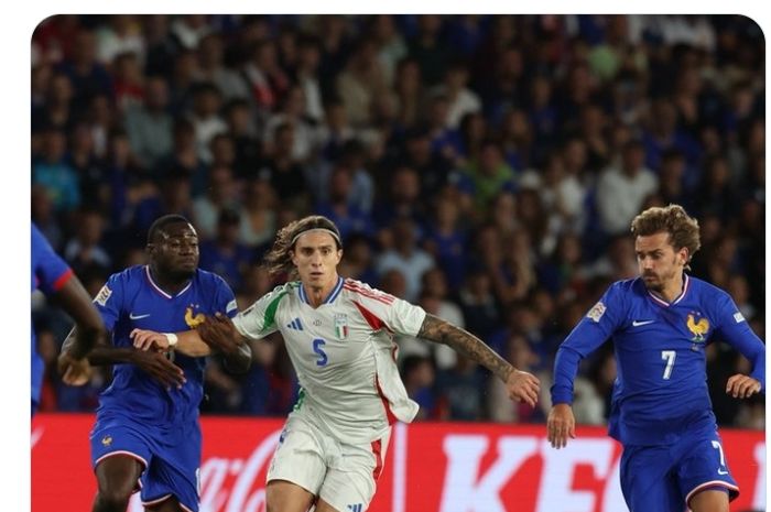 Duel bek tengah Tim nasional Italia, Riccardo Calafiori (tengah), dengan Antoine Griezmann pada laga UEFA Nations League melawan Timnas Prancis di Stadion Parc des Princes, Jumat (6/9/2024).