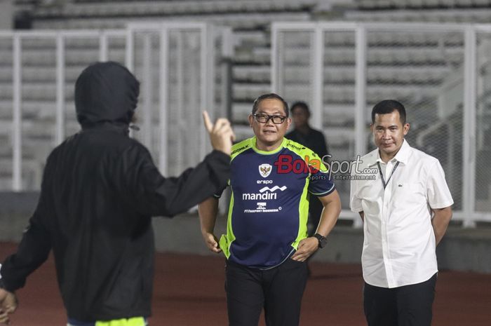 Ketua Badan Tim Nasional sekaligus manajer Timnas Indonesia, Sumardji (tengah), menyoroti soal kondisi rumput stadion di China yang dinilai kurang bagus jelang lawan skuad Garuda.