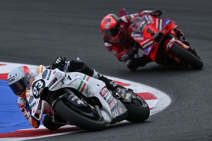 Pembalap Gresini Racing, Marc Marquez, memimpin di depan pembalap Ducati Lenovo , Francesco Bagnaia, saat balapan MotoGP San Marino di Sirkuit Misano, Rimini, Italia, 8 September 2024.