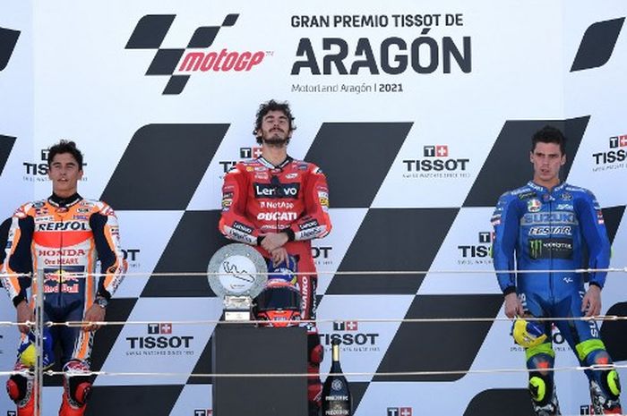 Francesco Bagnaia (tengah), memenangi balapan MotoGP pertamanya setelah mengungguli Marc Marquez (kiri) di MotoGP Aragon 2021 pada 12 September 2021 di Sirkuit Motorland Aragon.