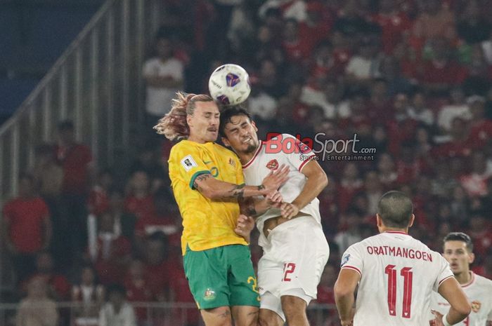 Nathan Tjoe-A-On (kanan) sedang berduel udara merebut bola dengah Jackson Irvine (kiri) Ragnar Oratmangoen (tengah) sedang menguasai bola dalam laga babak ketiga Kualifikasi Piala Dunia 2026 antara timnas Indonesia versus timnas Australia di Stadion Utama Gelora Bung Karno, Senayan, Jakarta, Selasa 