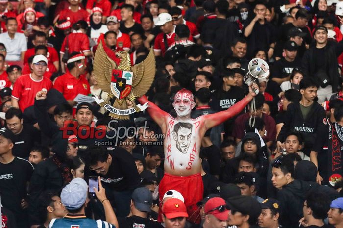 Suporter timnas Indonesia (fans timnas Indonesia) membentangkan logo garuda dan tubuhnya dilukis Maarten Paes di Stadion Utama Gelora Bung Karno, Senayan, Jakarta, Selasa (10/9/2024).